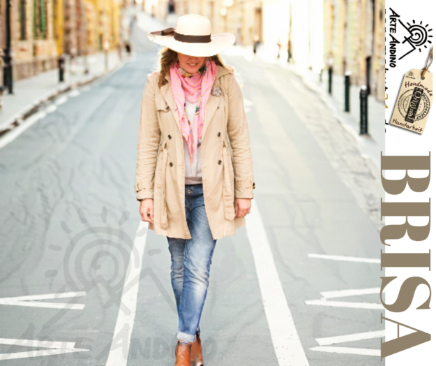 Eine Person in beigem Mantel, rosa Schal, Hut und Jeans geht eine leere Straße entlang. Auf der rechten Seite stehen das Wort „BRISA“ und ein Logo. Ihr Brisa Especial verleiht der Szene einen Hauch von Raffinesse.