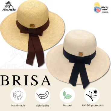Zwei breitkrempige Panama Hüte mit Schleifen. Diese eleganten Hüte sind handgefertigt aus natürlicher Toquilla-Palme, leicht und bieten UV-Schutz 50. Das Branding umfasst das Logo „Arte Andino“ und das Logo „¡Mucho mejor! Ecuador“. Der Text lautet „Brisa Especial“. Der perfekte Panamahut für Damen für jeden Anlass.