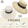 Zwei helle, breitkrempige Hüte mit dunklen Bändern. Die Symbole darunter heben die Eigenschaften hervor: handgefertigt, leicht, natürlich, UV-Schutz 50. „CHEMIS“-Text und -Logos sind ebenfalls vorhanden. Perfekt als Chemis mit breiter Krempe für stilvollen Sonnenschutz.