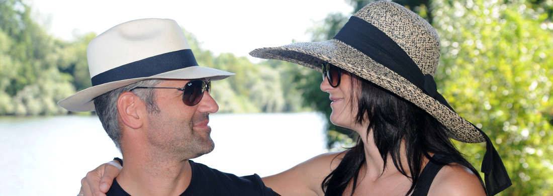 Ein Mann und eine Frau mit Hut und Sonnenbrille.