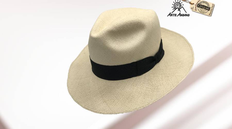 Ein weißer Hut mit schwarzem Band.