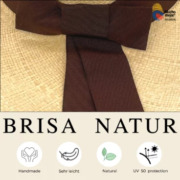 Nahaufnahme eines braunen Bandes auf einem geflochtenen Strohhut mit einem Logo oben rechts. Darunter steht der Text „BRISA ESPECIAL“ mit Symbolen und Beschreibungen: Handgefertigt, sehr leicht, natürlich, UV-Schutz 50. Diese handgeflochtenen Hüte sind perfekte Sommerhüte für Frauen, die Stil und Sonnenschutz suchen.
