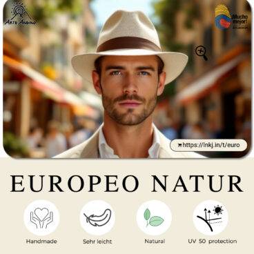 Un uomo con un cappello bianco che ricorda il Panama Europeo Especial in stile Bogart e un abito beige è in piedi per strada. La scritta sottostante recita "Europeo Natur" e i simboli sottolineano la lavorazione artigianale, il materiale leggero, le proprietà naturali e la protezione UV 50.