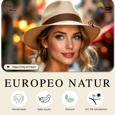 Una donna con un cappello sorride. Scopri il cappello Panama Europeo Especial a forma di Bogart qui sotto, con le seguenti caratteristiche: fatto a mano, leggero, naturale e con protezione UV 50. Scopri la qualità di Arte Andino e dell'Ecuador.