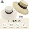 Zwei helle, breitkrempige Hüte mit dunklen Bändern. Die Symbole darunter heben die Eigenschaften hervor: handgefertigt, leicht, natürlich, UV-Schutz 50. „CHEMIS“-Text und -Logos sind ebenfalls vorhanden. Perfekt als Chemis mit breiter Krempe für stilvollen Sonnenschutz.