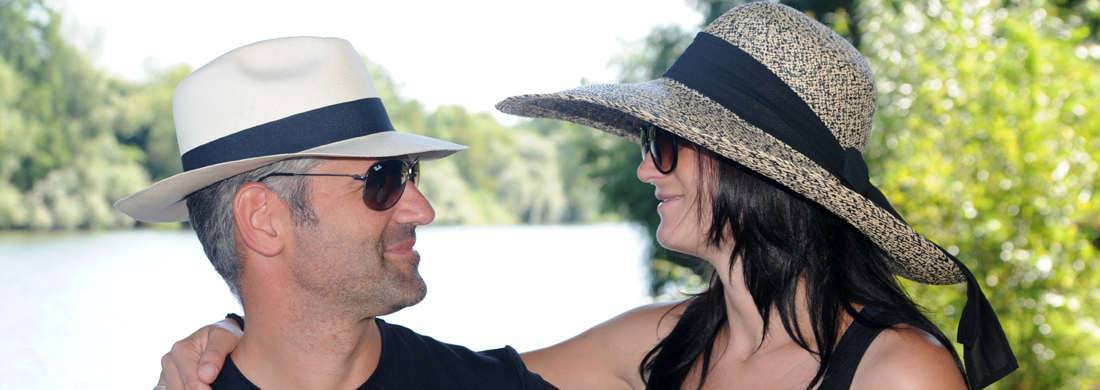 Un hombre y una mujer con sombrero y gafas de sol.