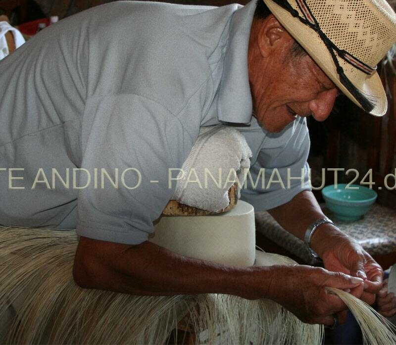 Un homme fabrique un chapeau avec de la paille.