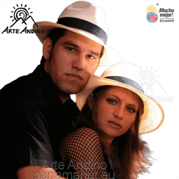 Un homme et une femme avec des chapeaux.